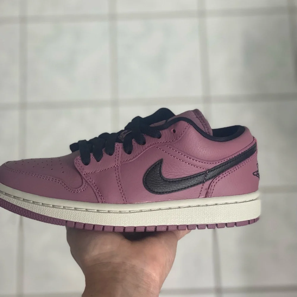 Women’s Air Jordan 1 Low - Picture 1 of 7